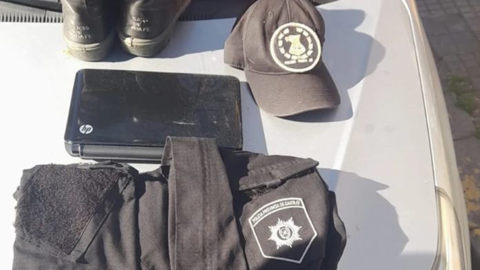 chaqueta-gorra-y-las-botas-asi-salia-la-calle-el-falso-vigilante-1