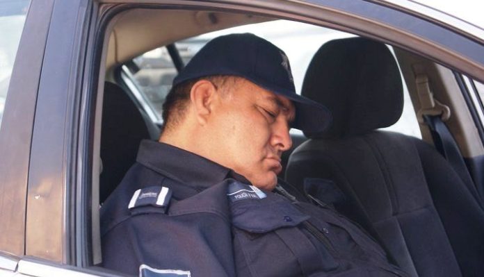 policia-durmiendo
