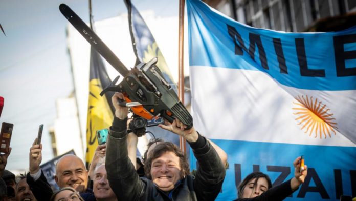 javier-milei-levanta-la-motosierra-durante-la-campana-electoral-en-argentina