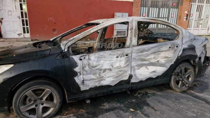 AUTO QUEMADO EN LOS HORNOS