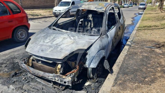 AUTO INCENDIADO