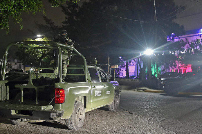 Hallan en una camioneta 11 personas muertas, entre ellos dos menores, en el sur de México