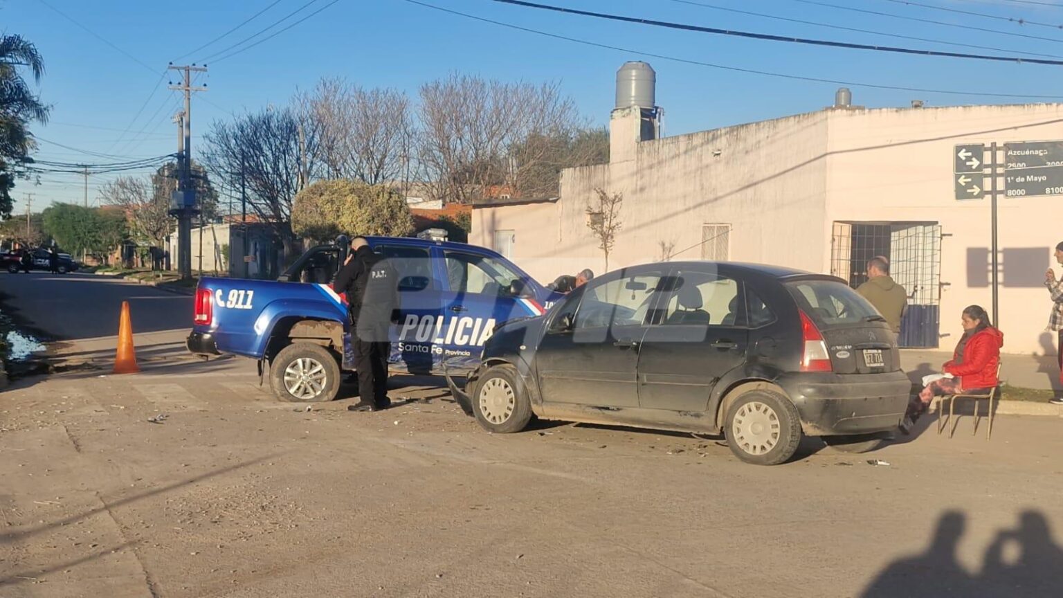 Impactante choque entre un patrullero y un auto en barrio Transporte