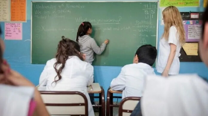 202400330-Maestros-clases-aula-alumnos