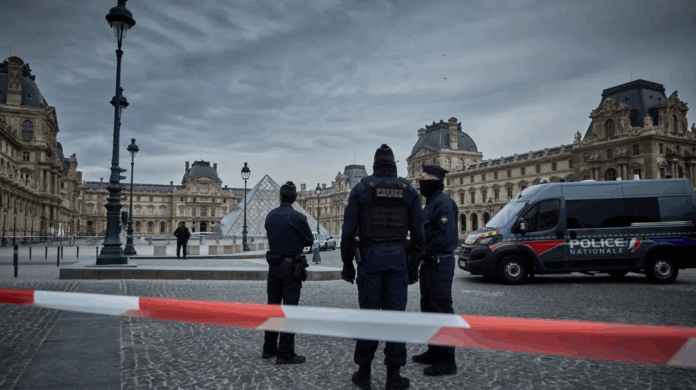 LOUVRE FRANCIA