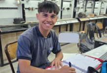 Tiene 18 años y nunca faltó a la escuela: el ejemplo de constancia de Gino Heredia