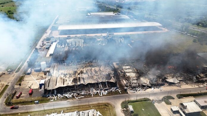 Incendio en una fábrica en Ezeiza - 15/11/2025