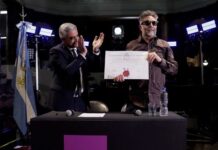 Fito Páez recibió el Doctor Honoris Causa de la Universidad Nacional de Rosario