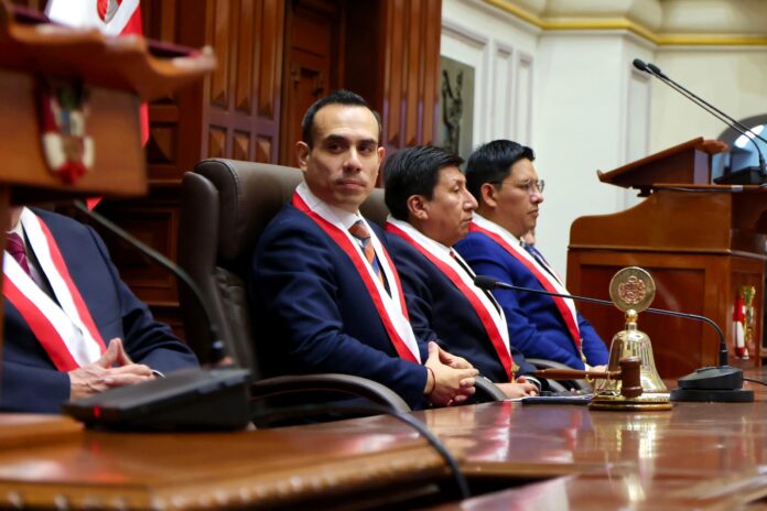 presidente-del-congreso-conduce-280725-scaled