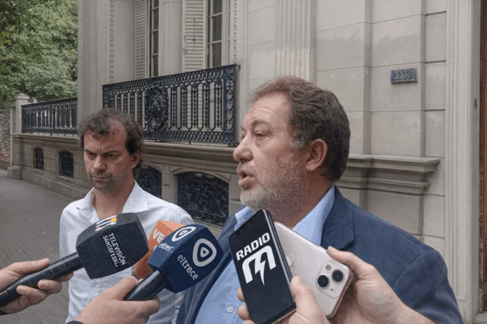 Conferencia de prensa frente a edificio histórico