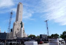 Fito Páez celebra su cumpleaños con un show gratuito en el Monumento a la Bandera