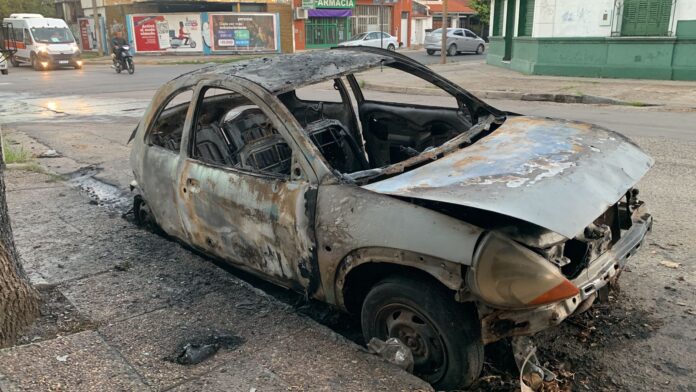 AUTO QUEMADO BARRIO SUR