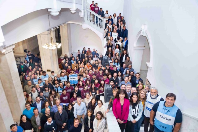 Abrazo a la Universidad _vga