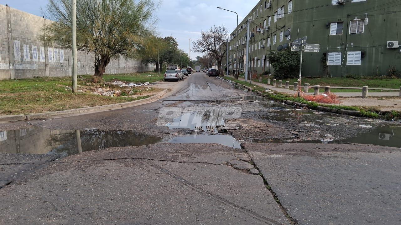 Vecinos de barrio Centenario reclaman por hundimiento del pavimento ...