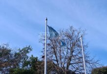 Una bandera rota en pleno Día de la Bandera: la imagen que generó malestar en una plaza emblemática de Santa Fe