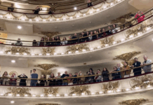 Un homenaje a Coldplay sorprendió a los lectores en El Ateneo con un multitudinario flashmob
