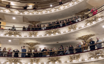 Un homenaje a Coldplay sorprendió a los lectores en El Ateneo con un multitudinario flashmob