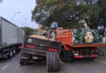 Un camión perdió una rueda en plena avenida 27 de Febrero y complicó el tránsito en Santa Fe