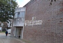 Escuela Centenario de Bolivia: vecinos denuncian una obra inconclusa y un pozo peligroso sobre la vereda