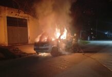 Se incendió una camioneta en barrio Candioti Norte y las pérdidas fueron casi totales
