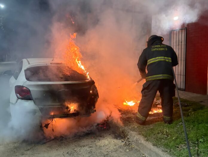 incendio-de-auto-en-santo-tome