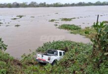 Milagro en Avenida de la Constitución: cayó con su camioneta al riacho Santa Fe y logró salir con vida