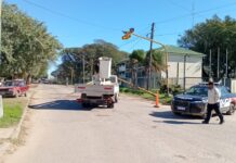 Un camión arrastró tres columnas de luz y dejó sin servicio a un sector de Teniente Loza y Blas Parera