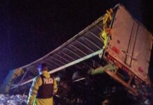 Un camión impactó contra el guardarraíl y terminó volcando en Circunvalación Oeste