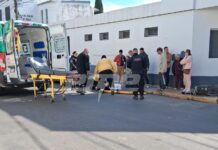 Choque entre una moto y un auto en pleno centro de Santa Fe: un hombre fue trasladado