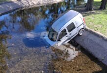 Una camioneta terminó dentro del lago del Parque Garay durante la madrugada