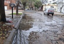 Una importante pérdida de agua inundó calles de barrio Sur y el problema continúa