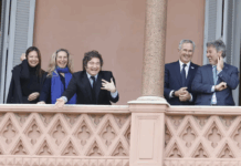 Milei hizo el gesto viral del “six seven” desde el balcón de la Casa Rosada