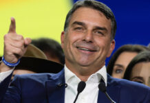 Ahora Flávio Bolsonaro se presenta como «líder» de Brasil