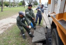 Ante la llegada de las lluvias, refuerzan las tareas de limpieza y desobstrucción del sistema de desagüe de la ciudad