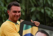 La Justicia brasileña le prohibió a Flávio Bolsonaro salir del país