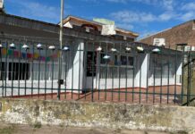 Robaron caños de los aires acondicionados y provocaron destrozos en un jardín de Las Flores II